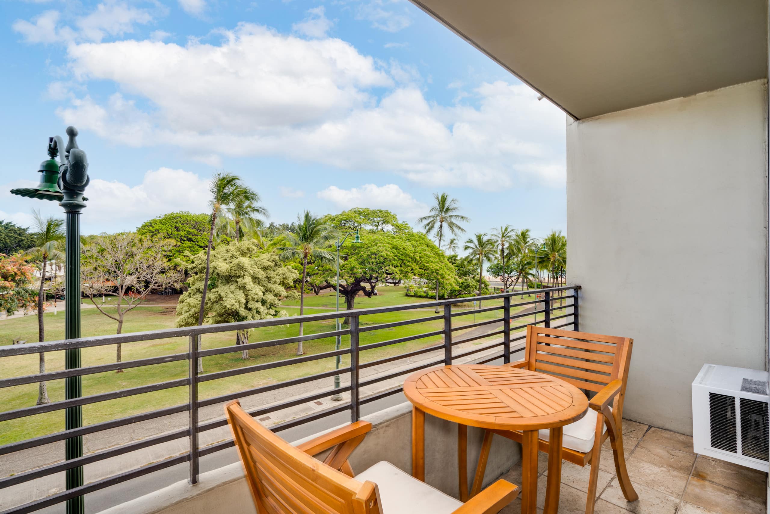 Condo in Honolulu · ★4.64 · Studio · 1 bed · 1 private bath - Image 15