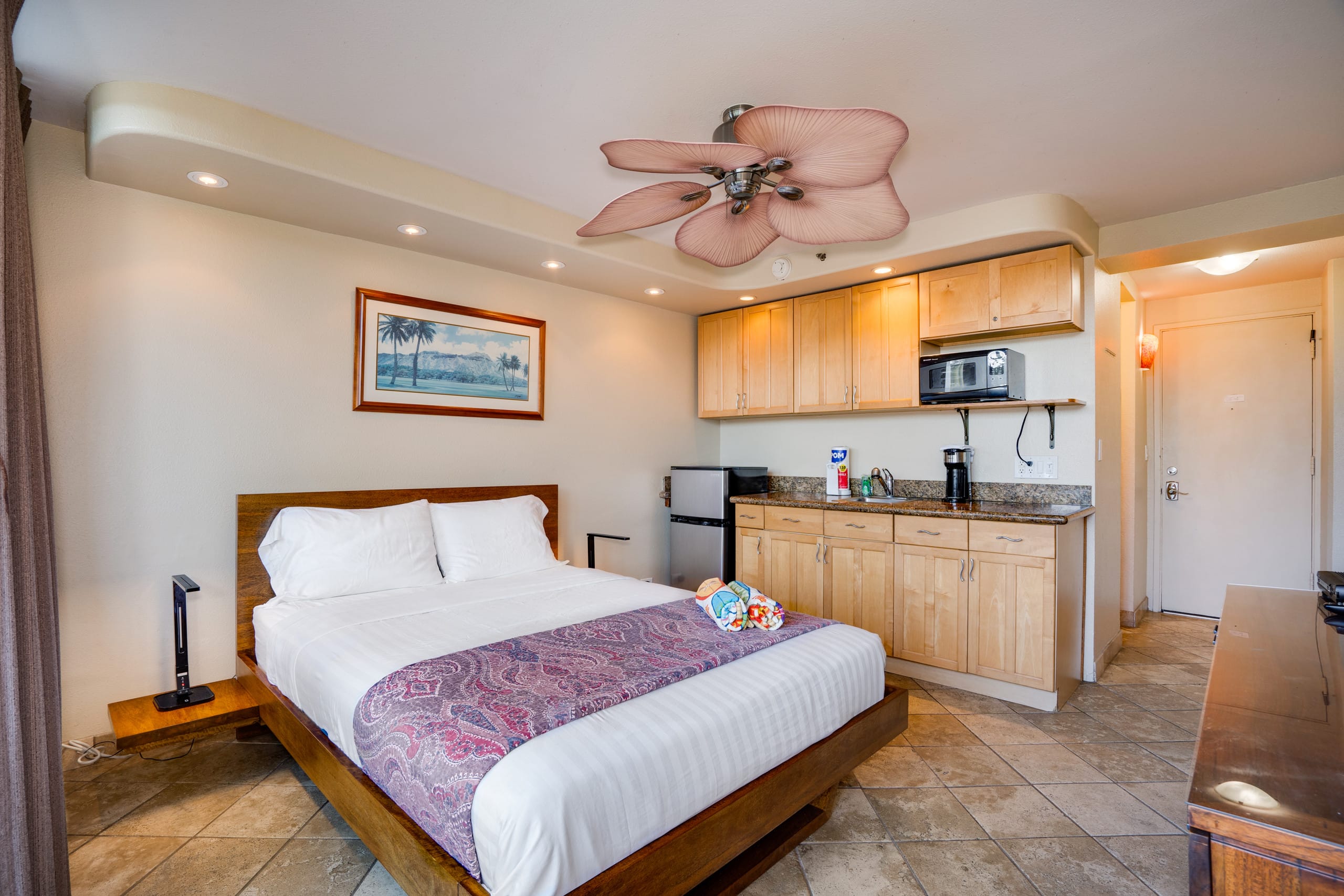 Condo in Honolulu · ★4.64 · Studio · 1 bed · 1 private bath - Image 4