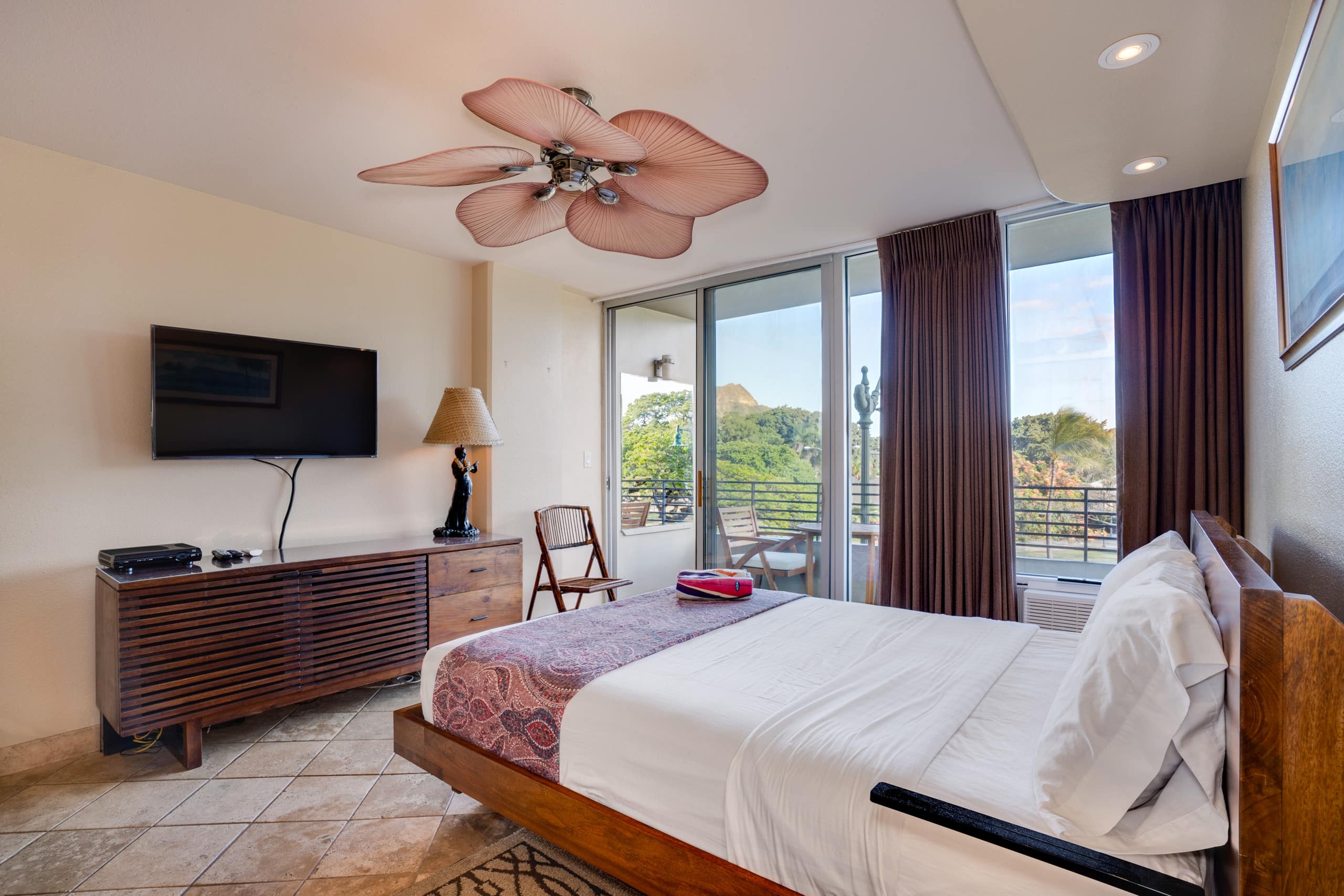 Condo in Honolulu · ★4.64 · Studio · 1 bed · 1 private bath - Image 1