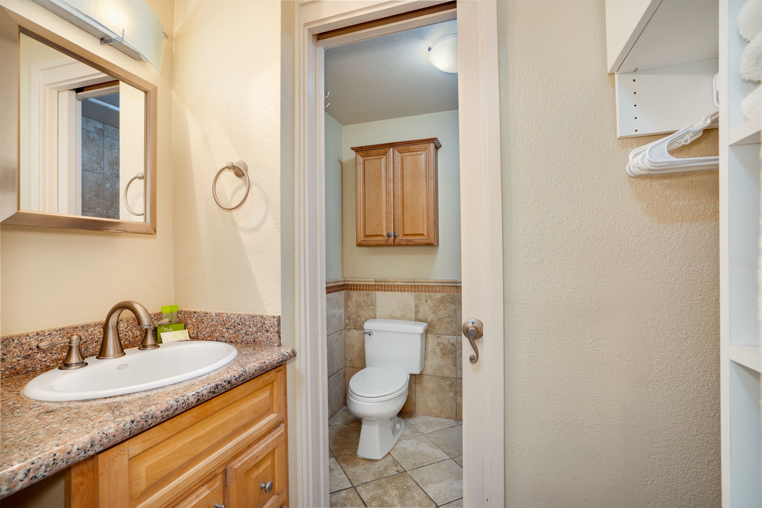 Condo in Honolulu · ★4.64 · Studio · 1 bed · 1 private bath - Image 12