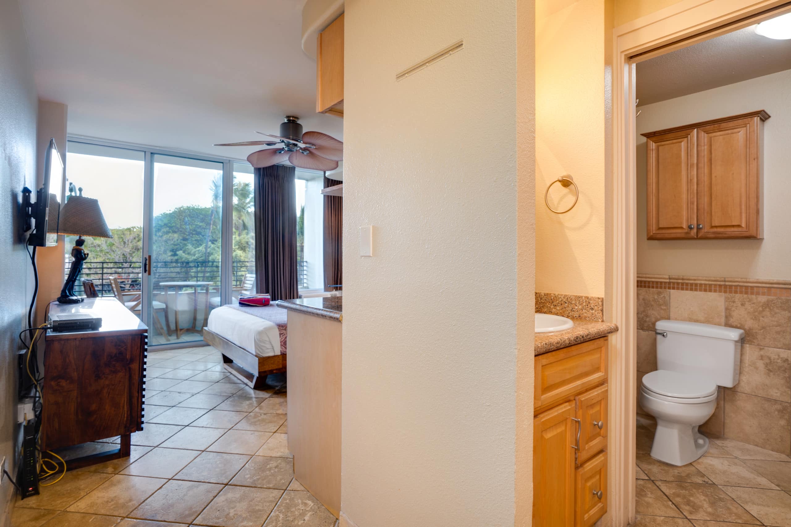 Condo in Honolulu · ★4.64 · Studio · 1 bed · 1 private bath - Image 14