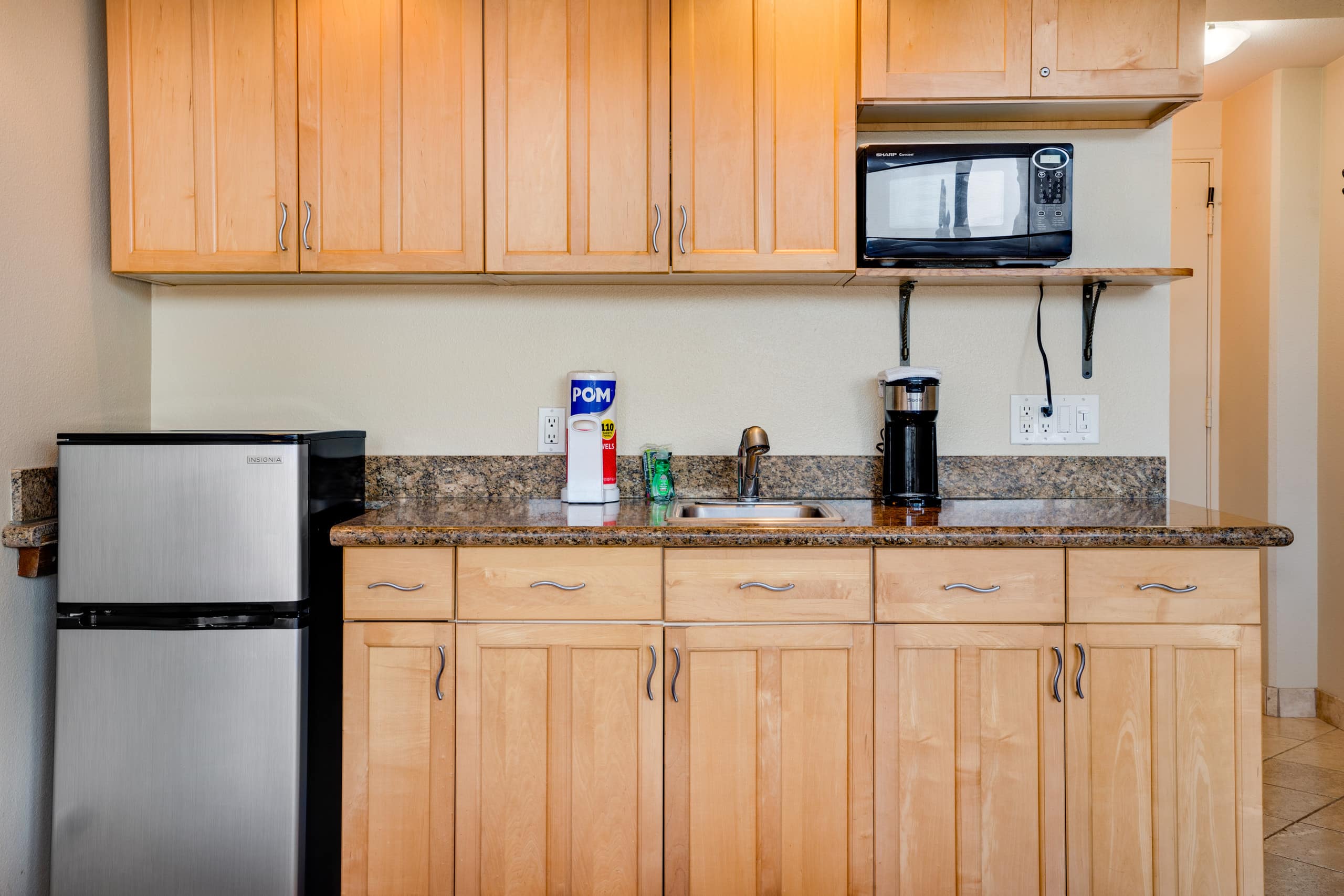 Condo in Honolulu · ★4.64 · Studio · 1 bed · 1 private bath - Image 6