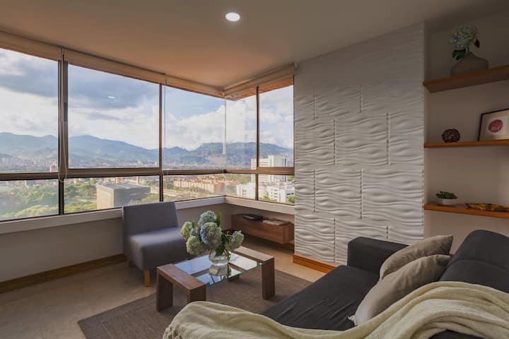 Fikiria ukifurahia mandhari ya ajabu ya Medellín ukiwa na starehe ya chumba hiki. Kukiwa na madirisha mapana yanayokumbatia jiji, kila kona ya sehemu hii inakuwa mpangilio wa uzuri.