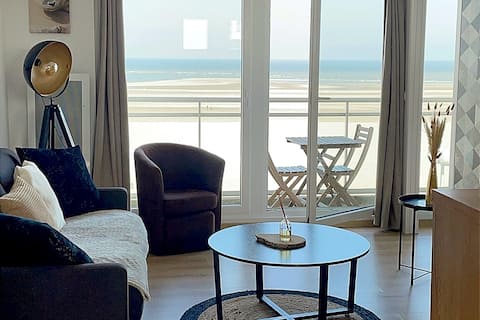 Popular Airbnb listing: Perle d'Opale: Beautiful 2-bedroom sea-facing apartment with sea-water therapy in Berck