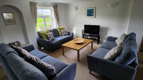 Cherry Cottage, 4 bedrooms, pool, 7 miles to beach