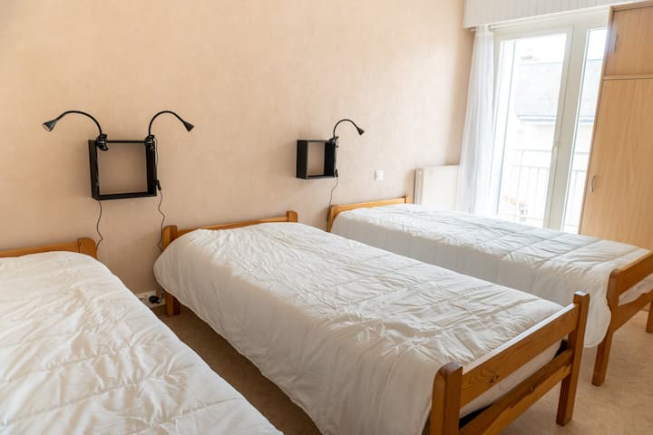 3-bed room with closet