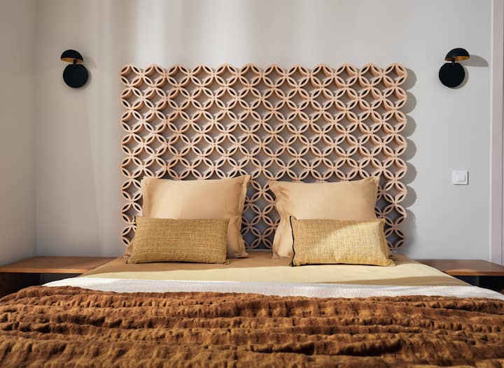 Чиста удобност во супер-брачната спална соба и беспрекорен дизајн. 