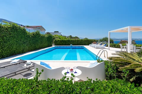 Beautiful villa with breathtaking views and pool