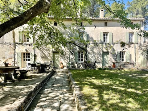 Mas Provençal aux Baux-de-Provence with swimming pool