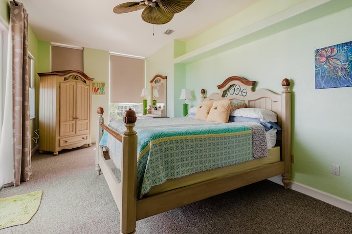  二楼主卧（加大双人床） ，阳台和海滩景观。