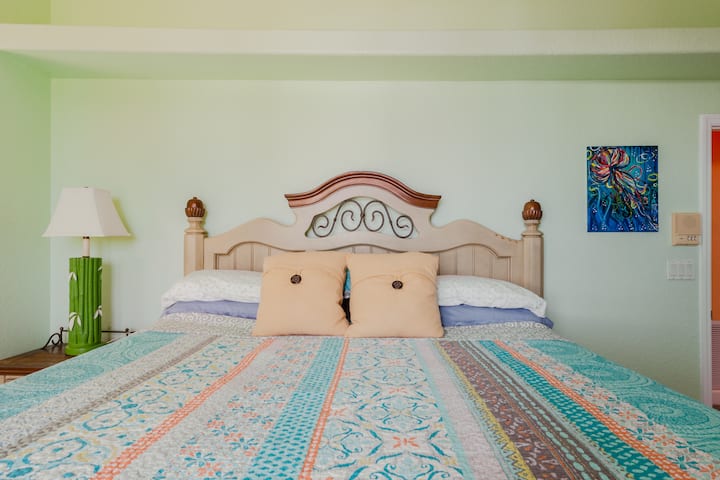 主卧（加大双人床）二楼