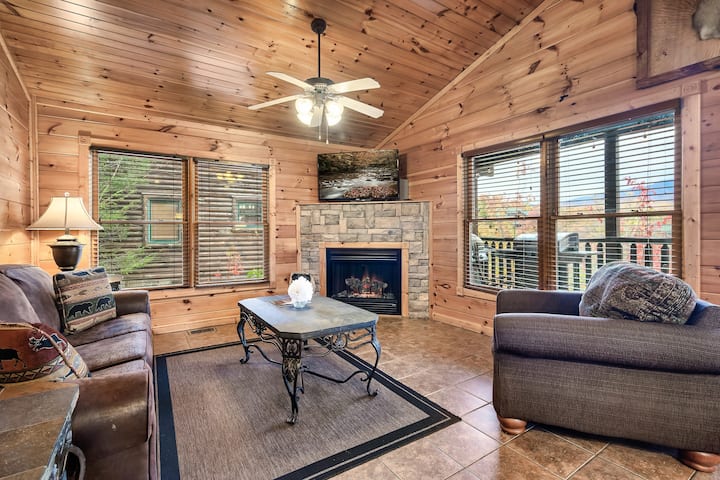 Kruip lekker bijeen in de familiekamer voor de elegante stenen open haard.