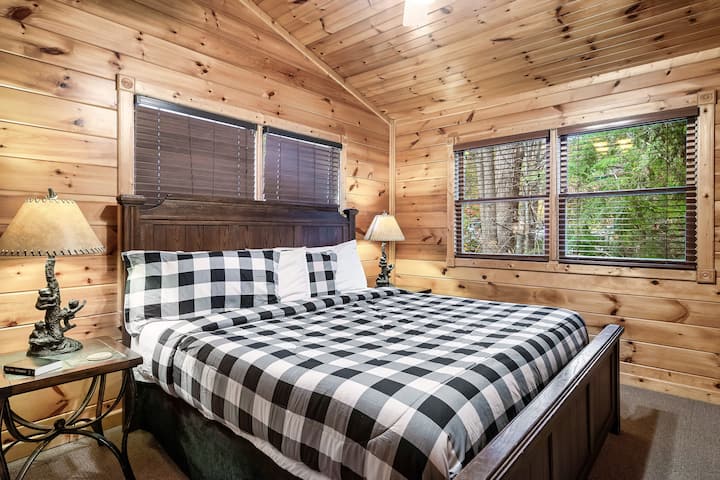 De grote slaapkamer boven beschikt over een luxe kingsize bed.