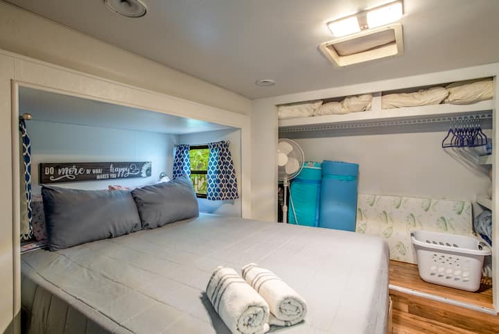 Bračni krevet (160x200) s iznimno udobnim madracem. 