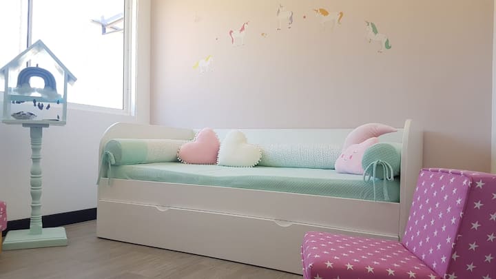 krevati është një trundle kështu që është tërhequr poshtë dhe ka një krevat tjetër 