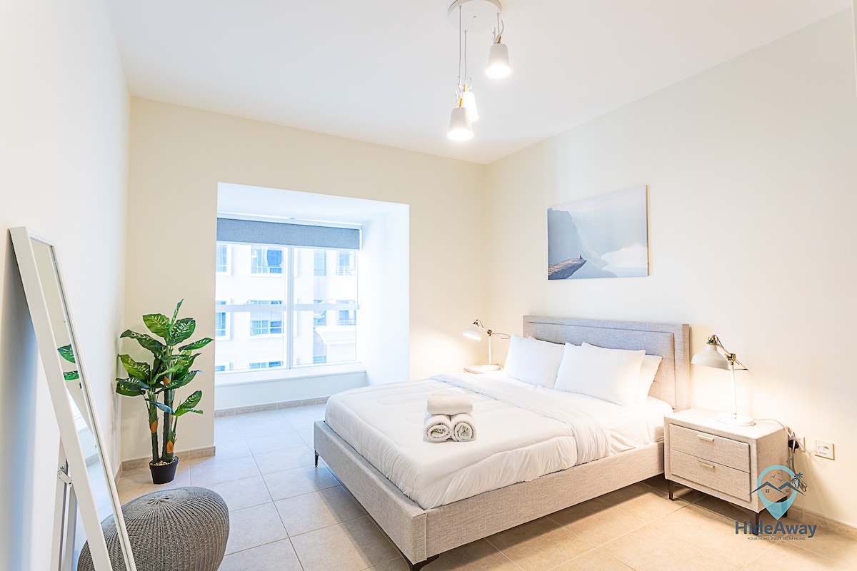 Bedroom with Queen Bed 