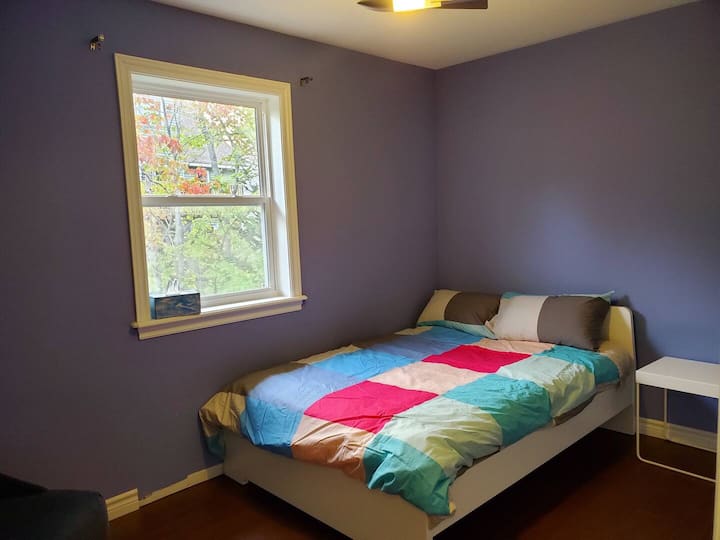 Tercera habitación (azul) con cama matrimonial