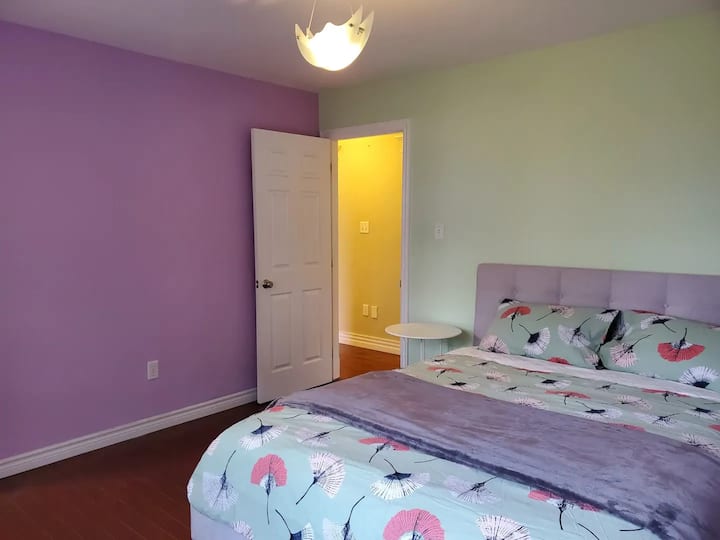 Segundo dormitorio (morado) con cama tamaño queen.