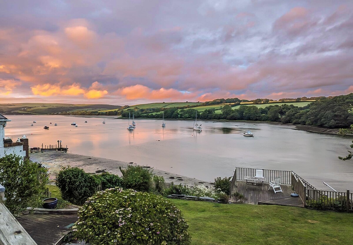 Waterside house in historic Pembrokeshire village Houses for Rent in