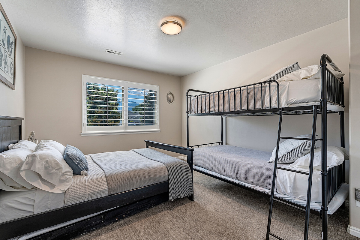 这间客房配有双层床和床下脚轮，可供5人舒适入住。