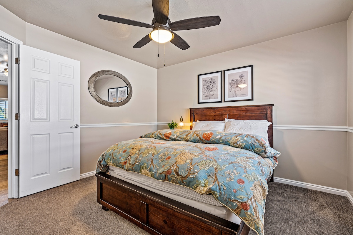 第二间宽敞的卫生间，配备高品质的淋浴间和大型梳妆台。