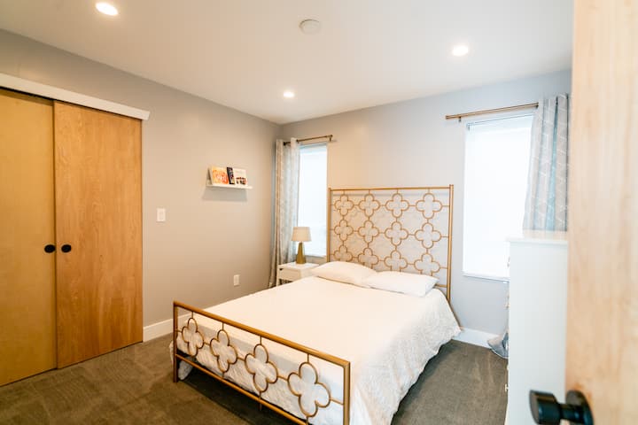 Grandes chambres au deuxième niveau avec de hauts plafonds ! 