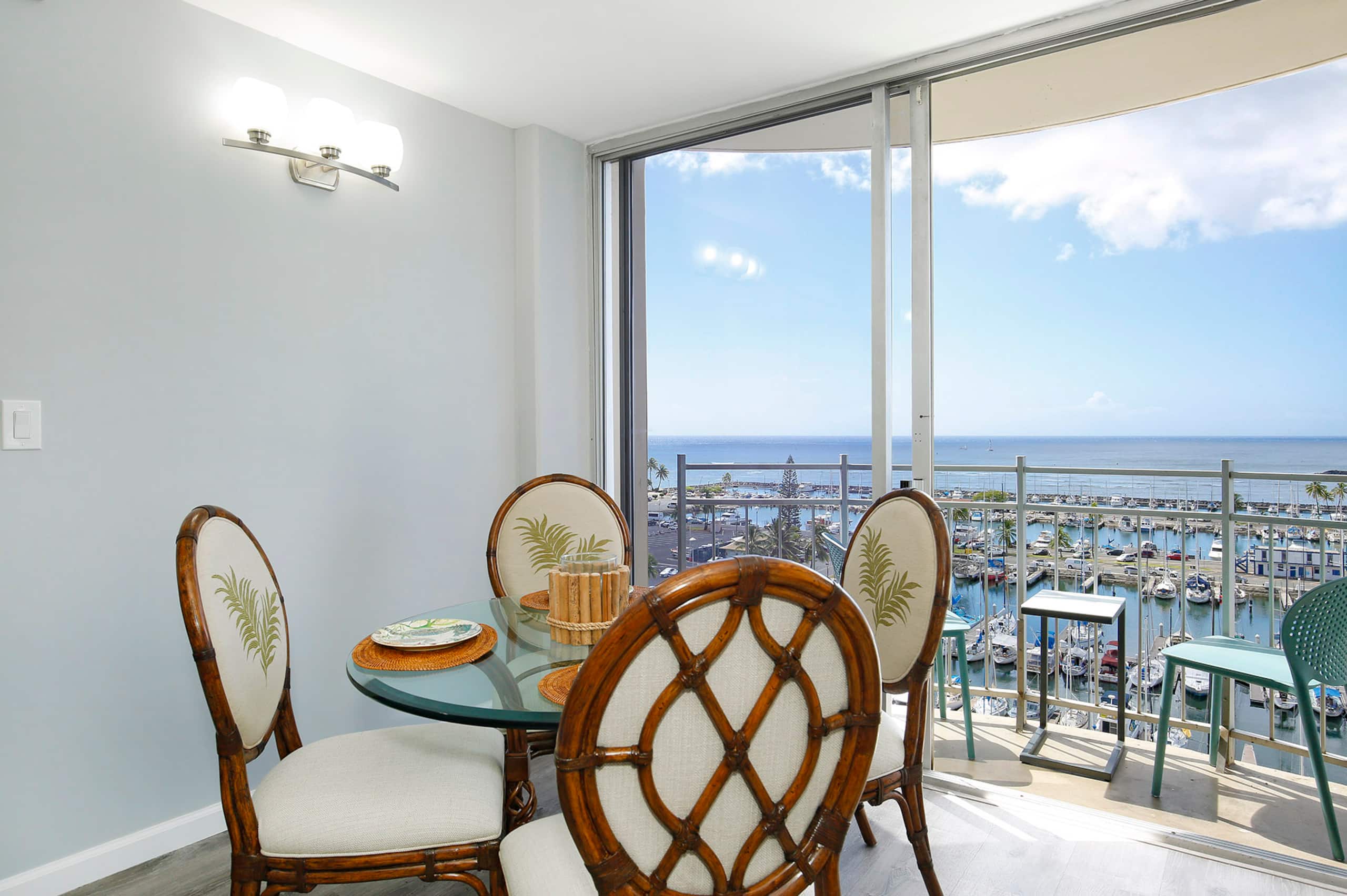 Condo in Honolulu · ★4.92 · 1 bedroom · 2 beds · 1 private bath - Image 13