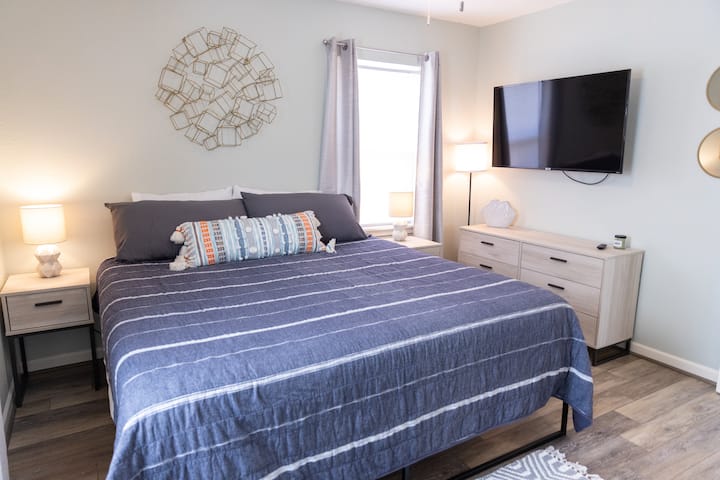 Главна спална соба со голем паметен телевизор