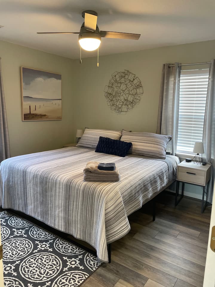 Главна спална соба - брачен кревет (широк 150-179 см) со телевизор и приватна бања - фотографија направена во мај 2023 г.