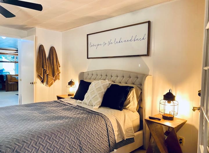 Dormitorio principal con escaleras abajo