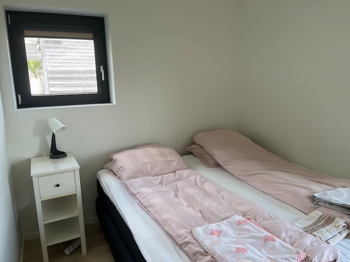 卧室1位于二楼，配备180 * 200床