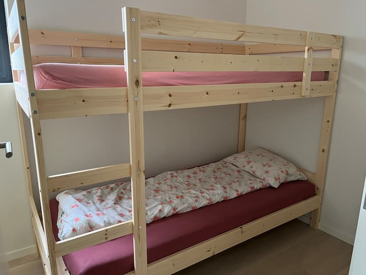 位于二楼的第三间卧室，配有双层床