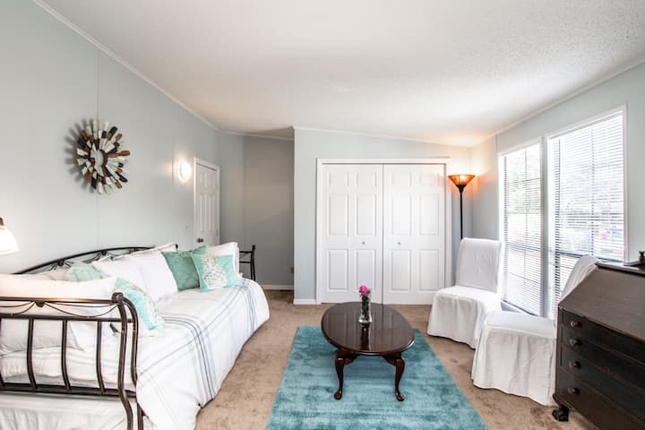 这间阳光充足的额外房间配有舒适的日光浴床、舒适的座位和充足的自然光线