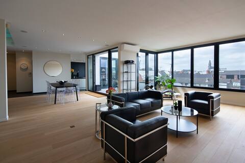 Luxurious duplex penthouse with 3 bed/bathrooms