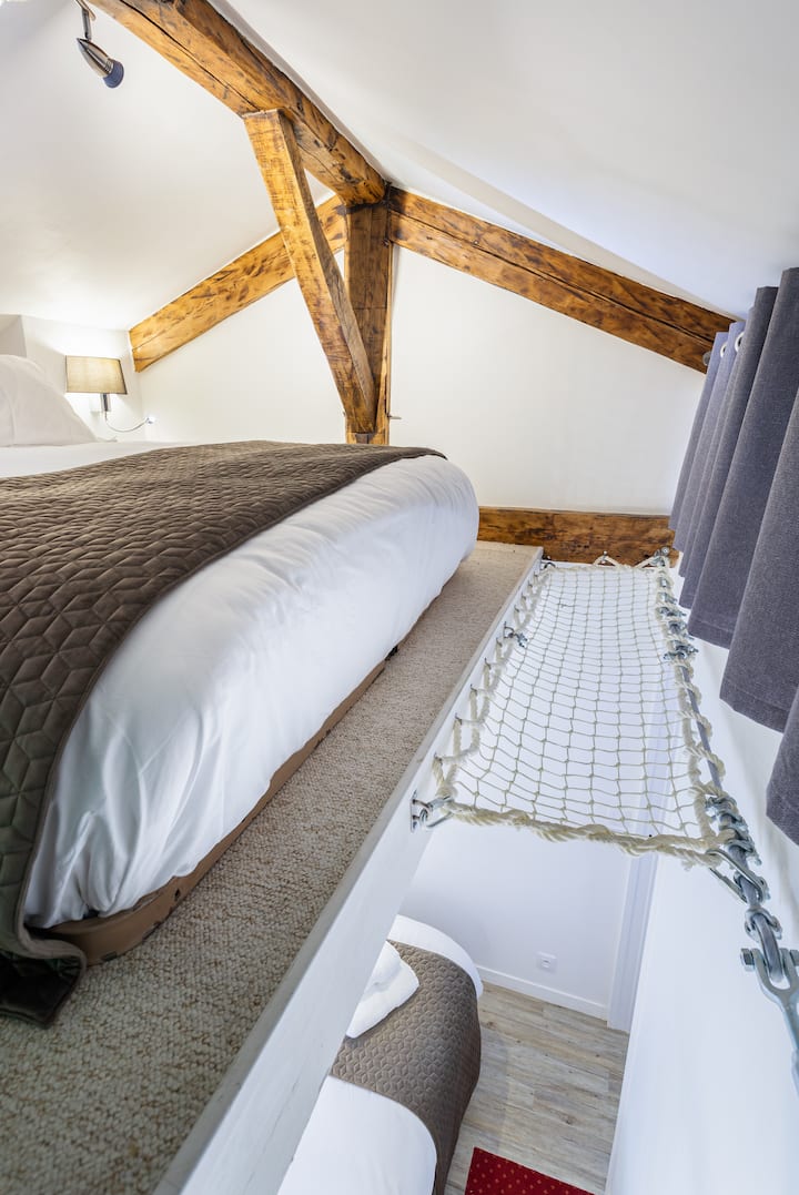 Kuwa makini, ngazi ni mwinuko kabisa, kitanda 160 x 200 mezzanine haifai kwa watoto/
Kuwa mwangalifu, ngazi ikiwa na mwinuko kabisa, kitanda cha mezzanine 160 x 200 hakifai kwa watoto