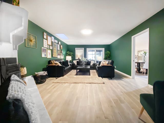 LUX 7BR/4BA Villa w/Heated Pool, next to the Strip gallery image 4