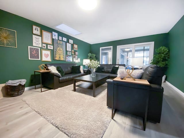 LUX 7BR/4BA Villa w/Heated Pool, next to the Strip gallery image 2