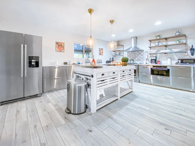 LUX 7BR/4BA Villa w/Heated Pool, next to the Strip gallery image 3