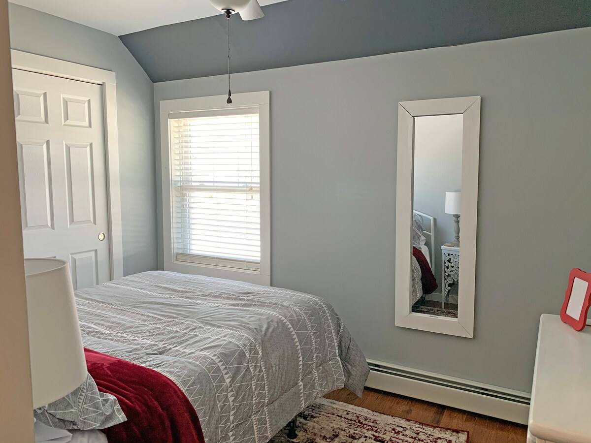 La habitación roja de la granja da hacia el cielo noreste y la línea de árboles