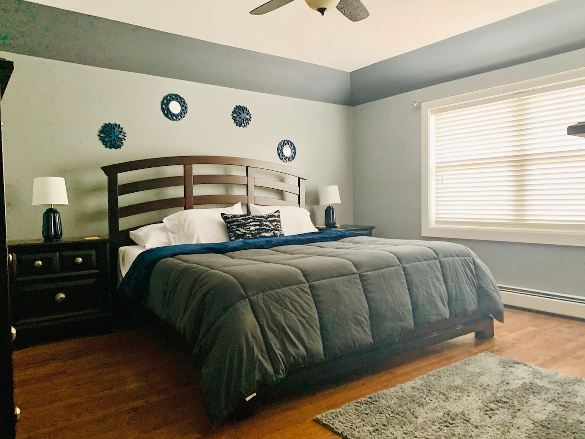 La habitación Sapphire tiene una cama tamaño king y mucho espacio para guardar los cajones. Puedes "llamar" a esta habitación antes que nadie:-)