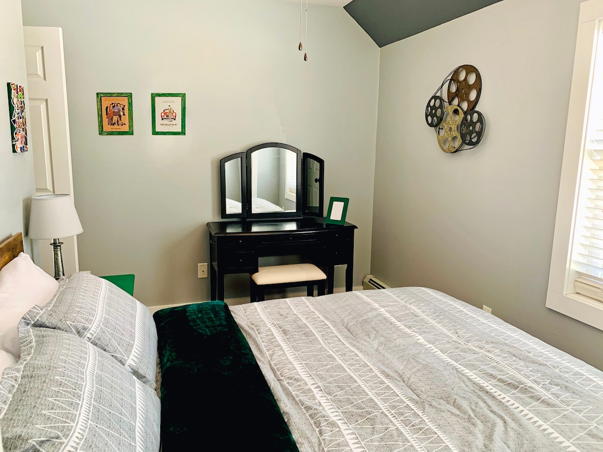 Llamamos a la Sala Verde por nuestro tema de colores, así como nuestro amor por el entretenimiento, el teatro y el cine