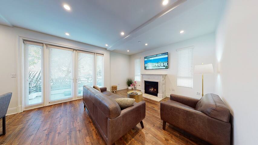 “City Chic, Cozy, Luxurious New Condo”