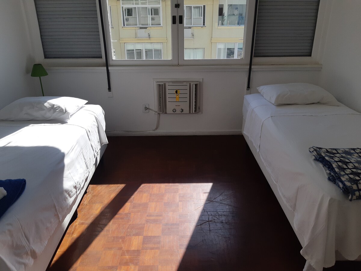 ห้องนอน 1 - แสงแดดยามเช้า ห้องนอนมีเตียงเดี่ยว 2 เตียงพัดลมเพดาน (ไม่แสดงรูป) และเครื่องปรับอากาศ