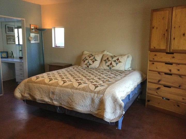 Kitanda cha mfalme cha chumba kikuu cha kulala