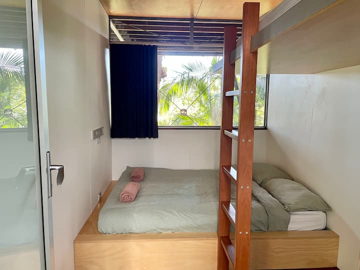 Bedroom 3, 1 queen bed and 1 single bunk bed 