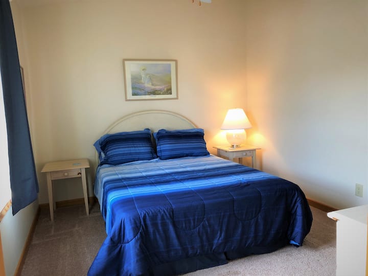 Спалнята „Кралица “, в близост до откритото жилищно пространство на третия етаж, е идеалното място за бабите и големите деца.  Телевизор с кабелни и стрийминг услуги и просторен гардероб.