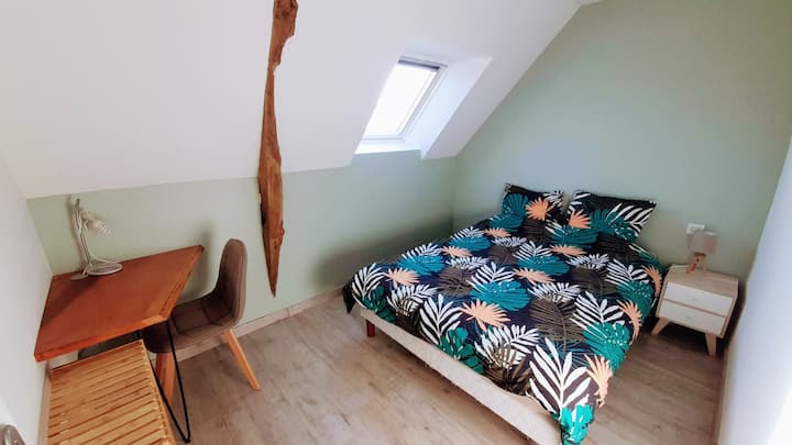Habitación con cama de 140x190.