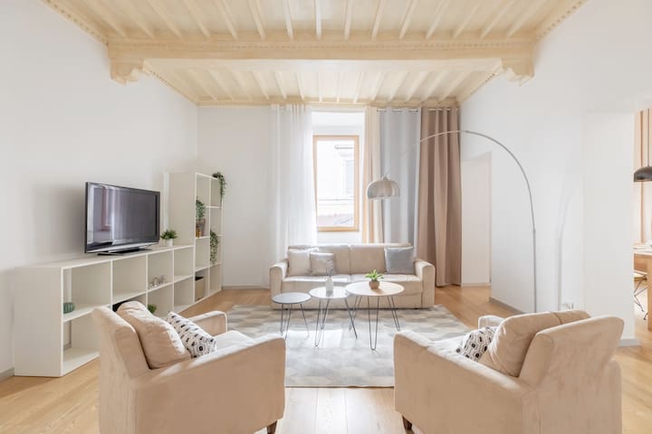 iFlat | Navona White and Stylish Apartment