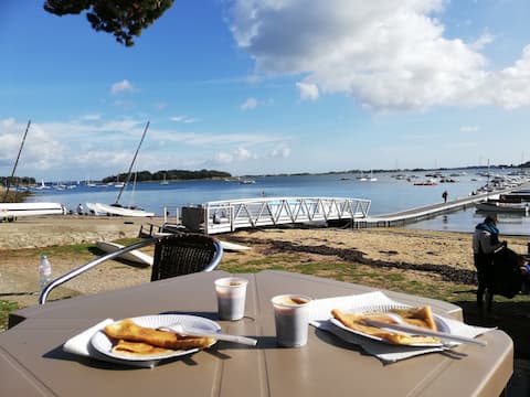 House with cinema room, walking distance to shops