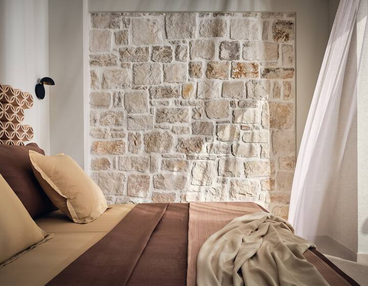 Chumba kidogo cha kulala mara mbili, kilicho na kitanda cha ukubwa wa king na bafu ya chumbani